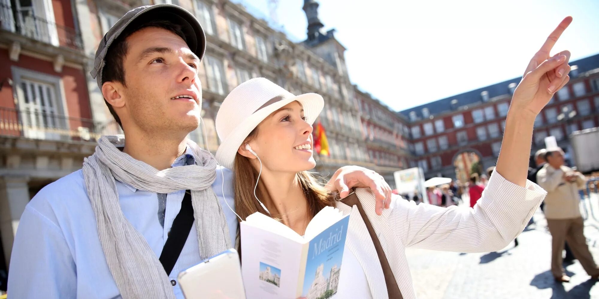 путешествия помощники. туристы в городе. что делать людям за границей. туристы в европе. экскурсионный туризм.