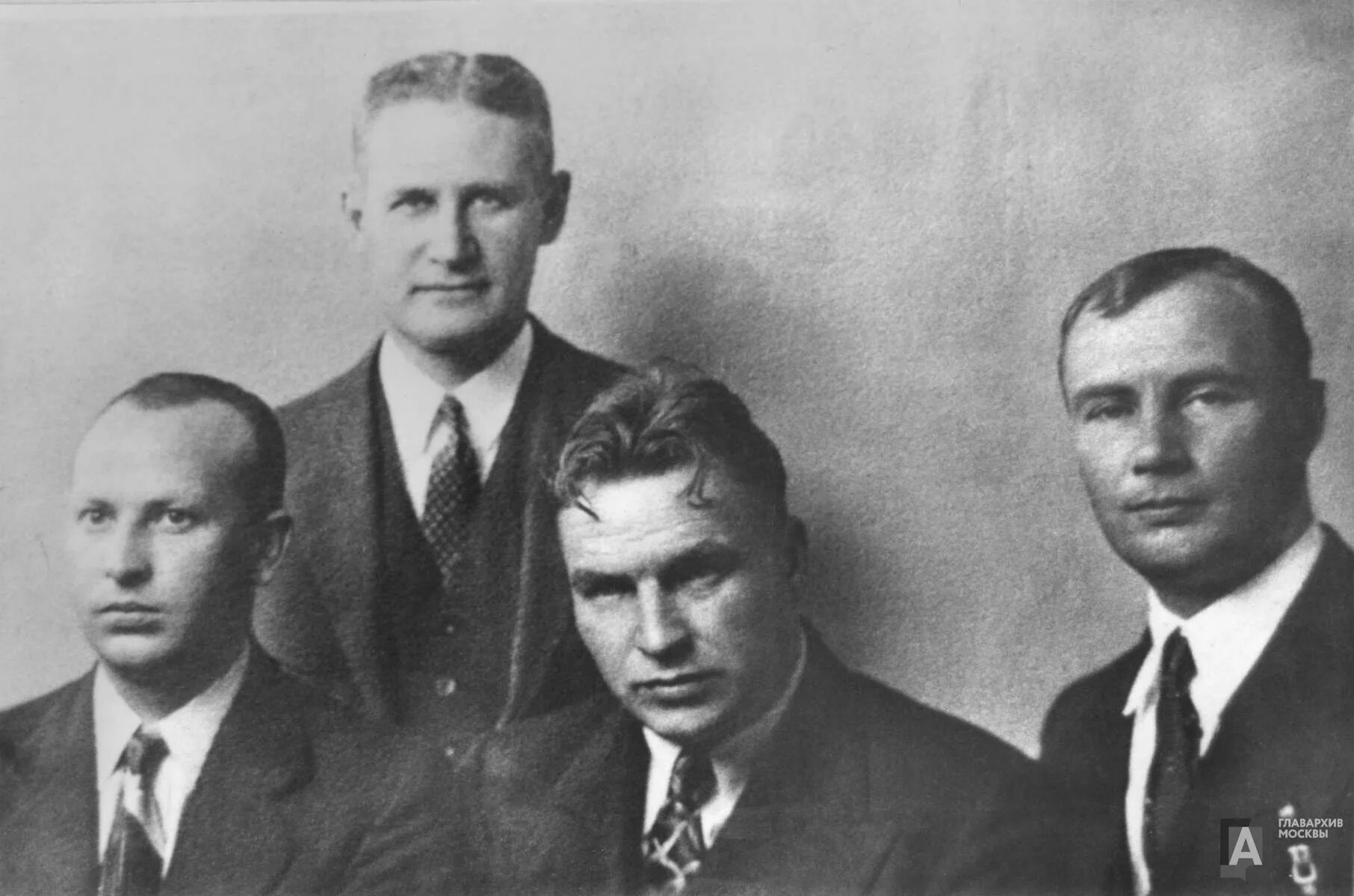 Летчик совершил перелет через северный полюс. 18 июня 1937 беспосадочный перелет москва-северный полюс-ванкувер.