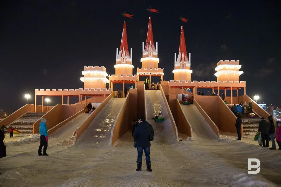 Каток на кремлевской набережной Казань. Кремлёвская набережная Казань зимой. Кремлевская набережная Казань городок сказочный зимой. Казань Кремлевская набнережная зима. Кремлевская горка