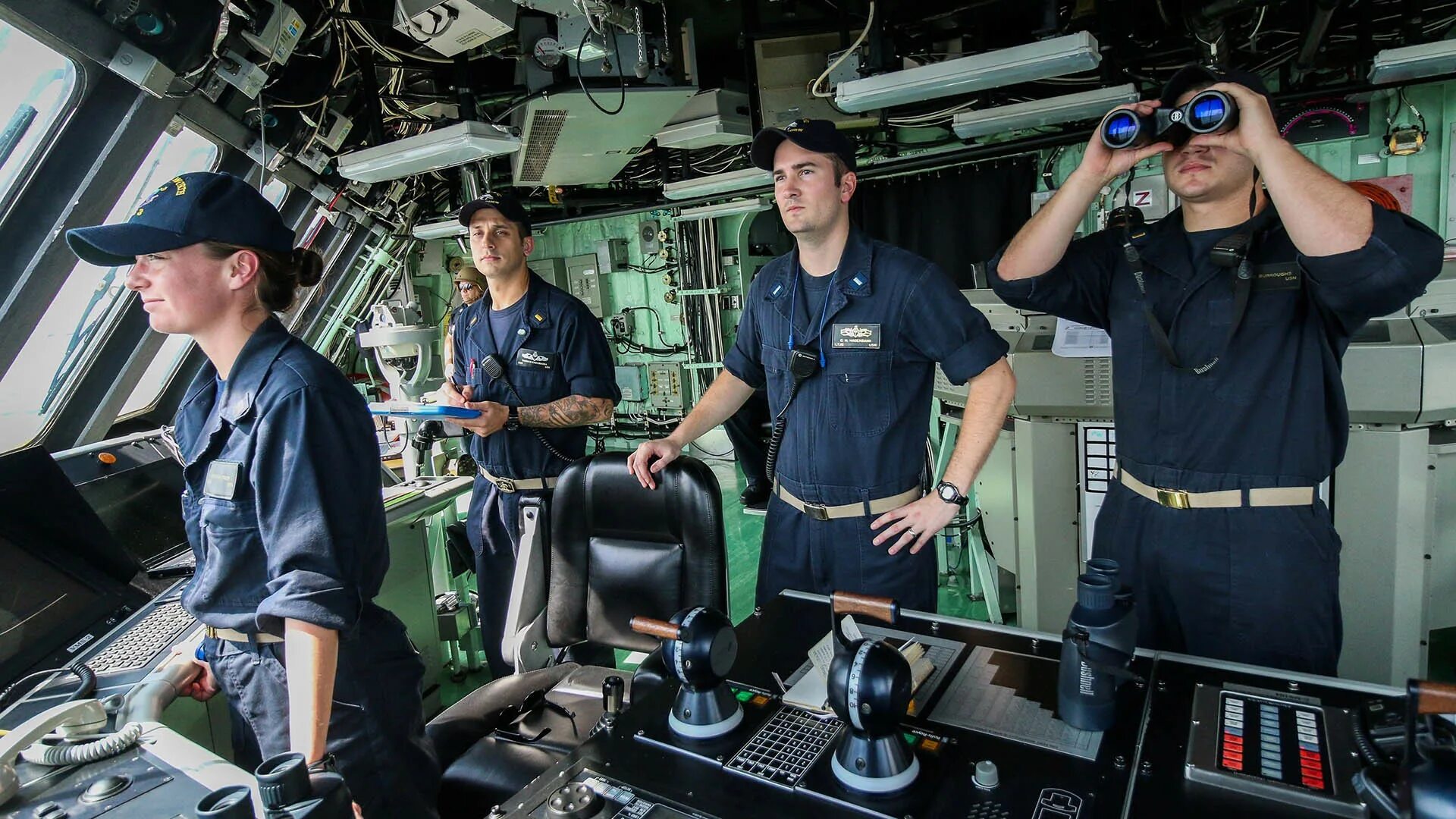 Ships crew. Мостик корабля. Экипаж корабля. Вид с мостика боевого корабля. Радиомостик корабля.