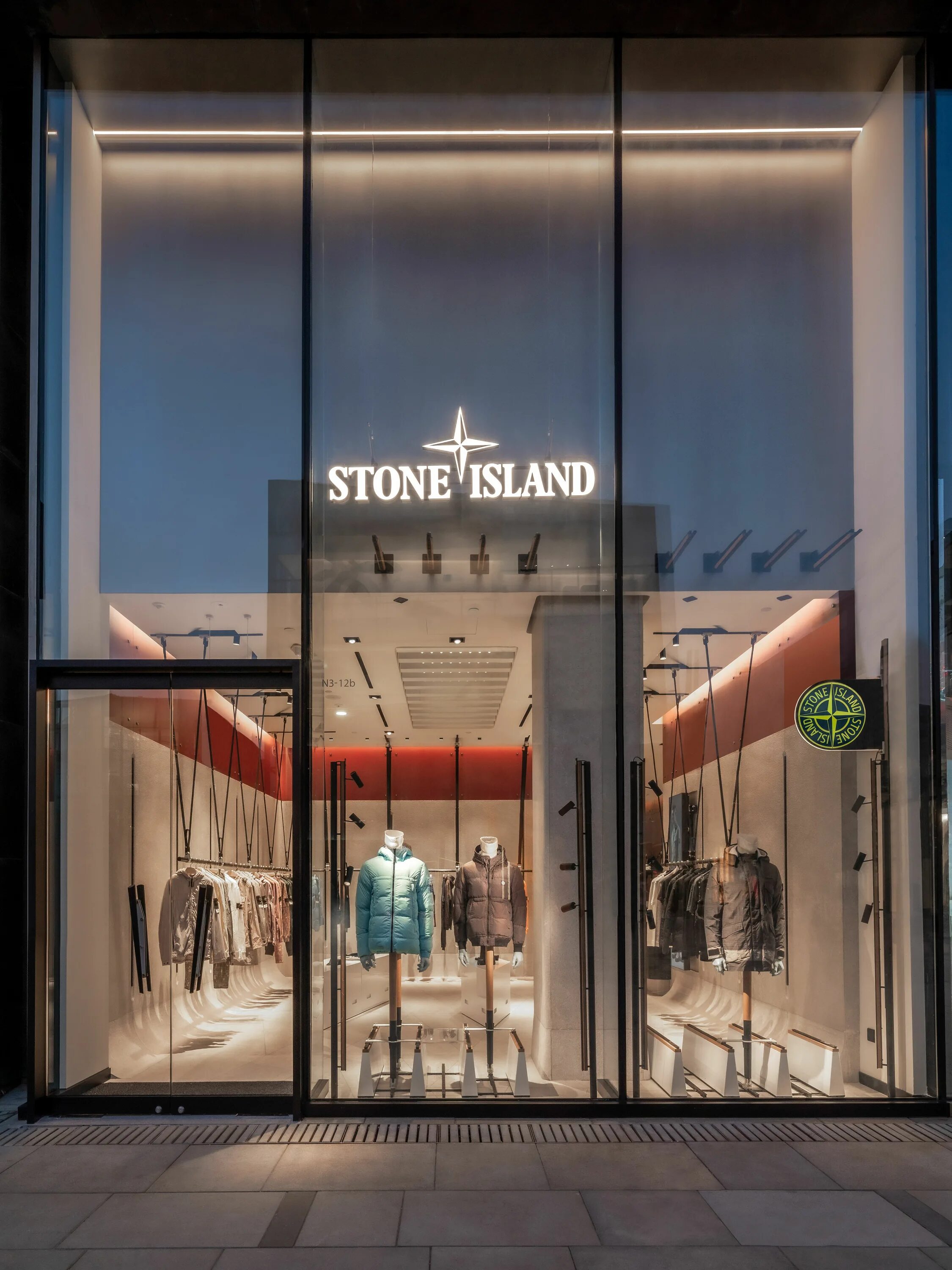 Цум stone. Бутик Stone Island. Stone Island Dubai Mall. Магазин Stone Island в Дубай молле. Stone Island в Дубае Outlet.