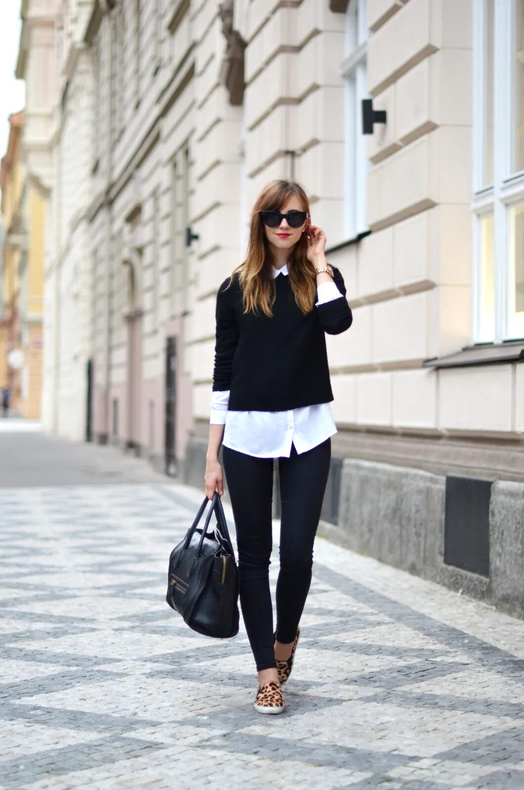 Белая кофта черные штаны. Образ с черным свитером. Образ с чёрной водолозкой. Образы с белой рубашкой. Луки с водолазкой женские.