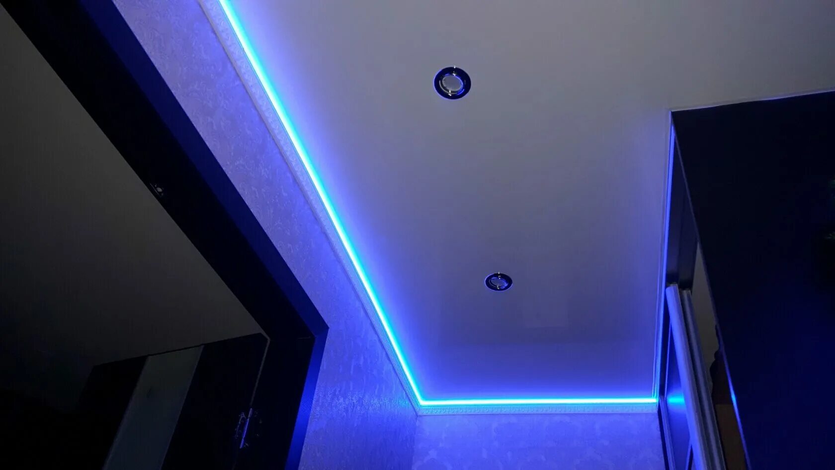 Светодиодная подсветка виды. Потолок с подсветкой. Натяжные потолки с подсветкой. Подвесной потолок с подсветкой. Светодиодная подсветка потолка.