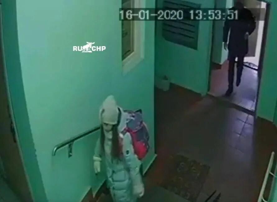 Он ее в подъезде. Камера в подъезде. девочка обхитрила маньяка в подъезде.