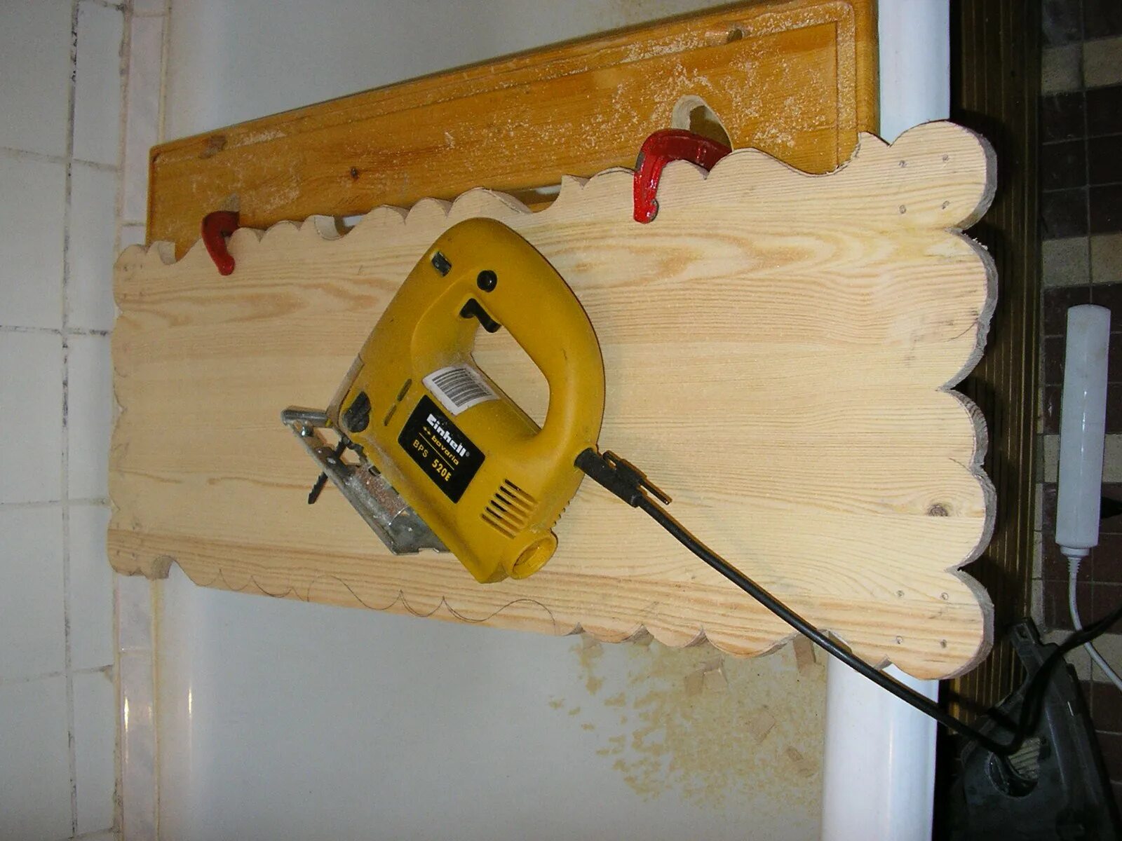 Можно ли лобзиком. Лобзик. Лобзик. Электролобзик для гипсокартона. Приспособление для лобзика.