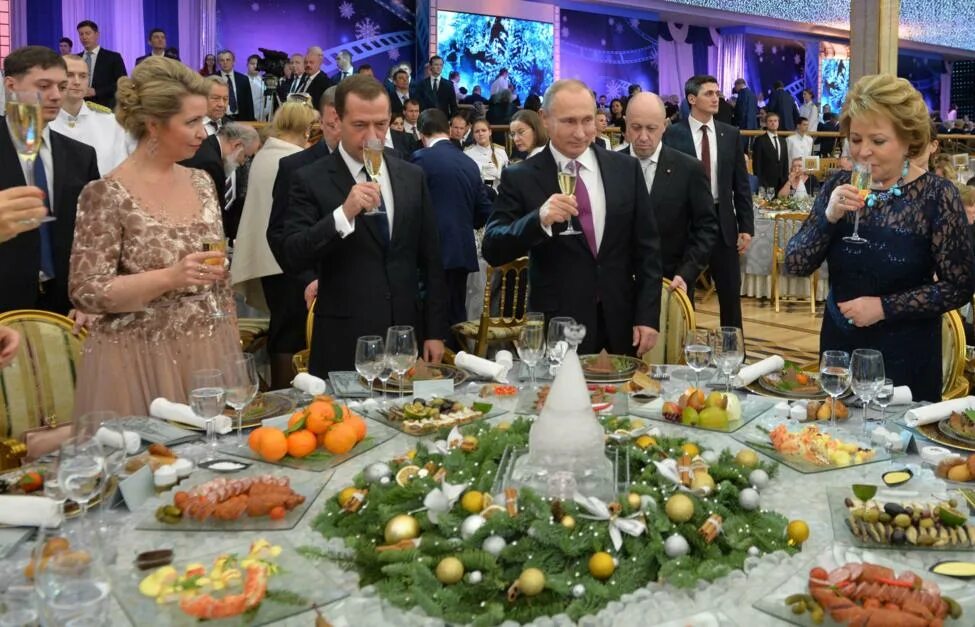 Чиновники новый год. Праздник новый год депутат. Подарки государственным служащим. Подарок чиновнику. Подарок чиновнику.