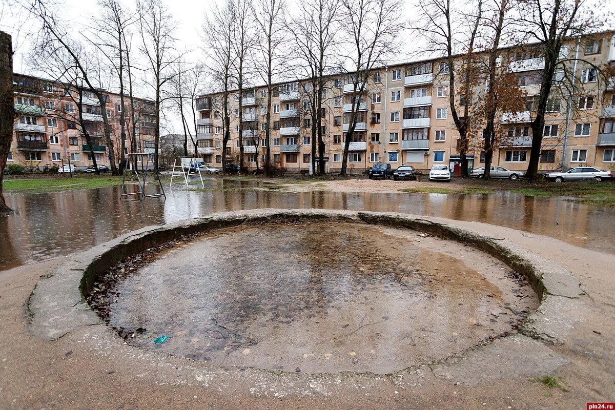 Кипящий двор. Псков дворы. Лужа во дворе. Улица с лужами. Лужи в городе.