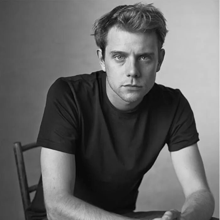 Ш андерсон. Джонатан андерсон loewe. Jonathan anderson (fashion designer). Jwanderson. Носки uniqlo.