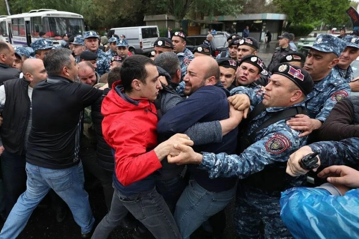 Нападение в ереване. Протесты в Армении 2022. Протесты в Армении 2022 сегодня. Протесты в Ереване. Протесты в Армении за Пашиняна.