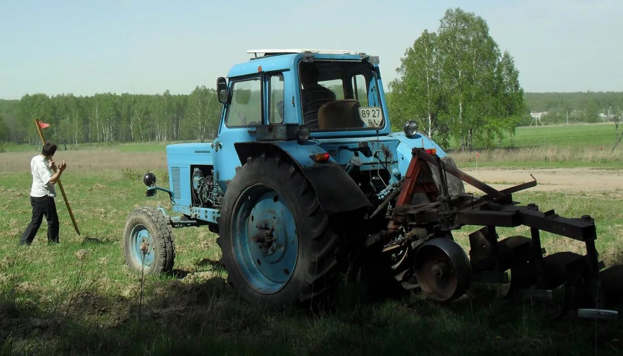 Трактор МТЗ 80 В деревне. МТЗ 80 колхоз посевная. МТЗ 80 УК. Колхозный МТЗ 80 посевная.