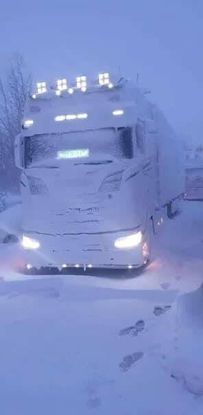 Снежок не радует на дорогу падает. Дальнобой снегопад. Дальнобой в снегу. Дорога Дальнобой зимой. Дальнобойщики зимой на Хабаровск.