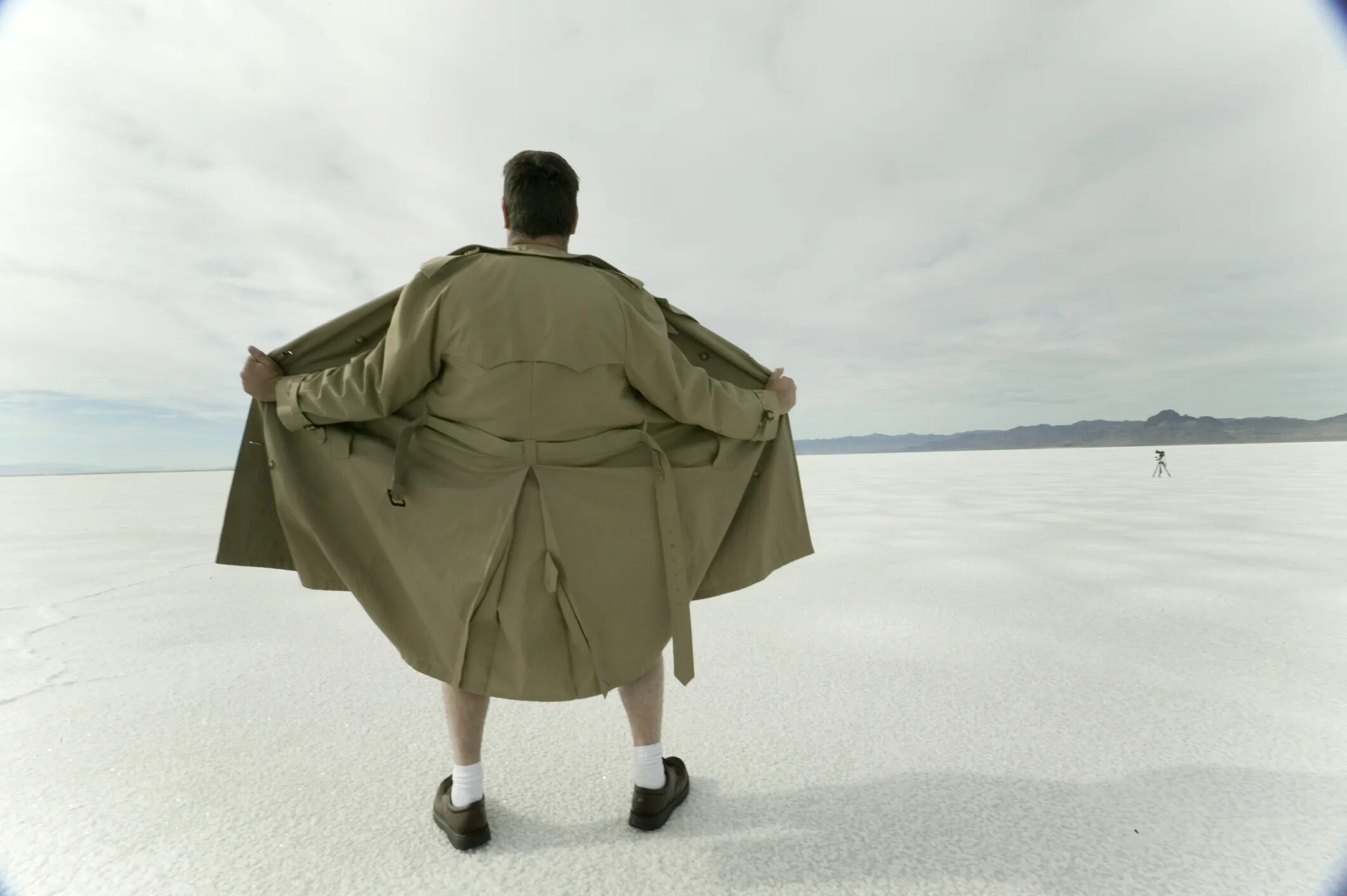 Доволен плащом. Доволен плащом. Доволен плащом. Мужик распахивает плащ. Миша коллинз кастиэль сверхъестественное.