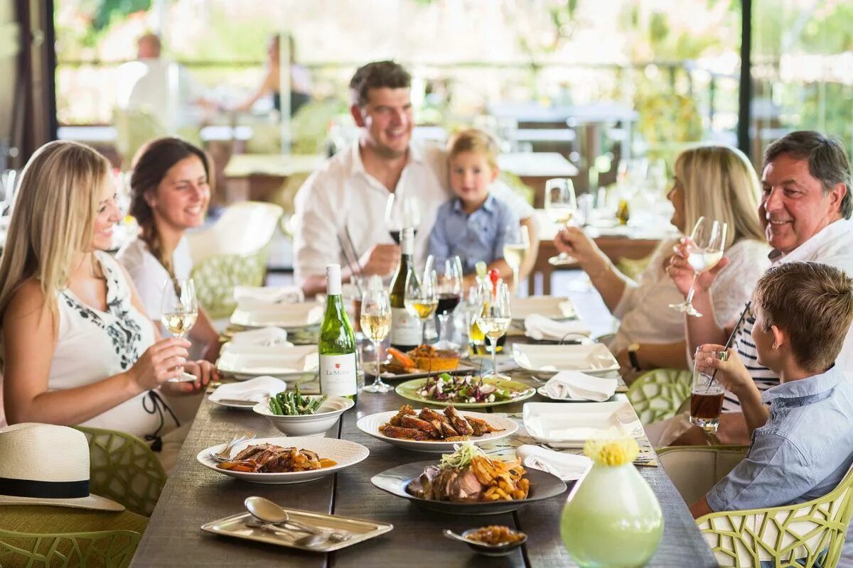 Friends dining. Семья за столом. Семейный обед в кафе. Обед за столом. Воскресный обед для всей семьи.