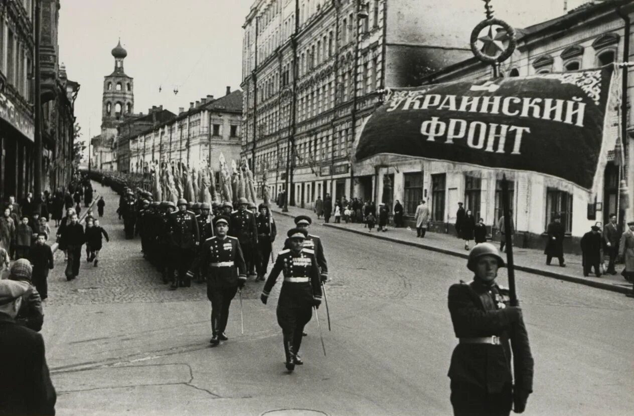 1945 3 июня. Брежнев на параде Победы 1945. Фото Брежнева на параде Победы 1945 года.
