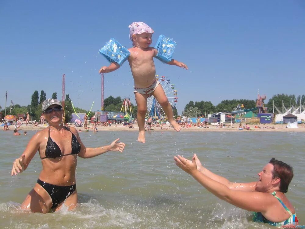 Дети на Азовском море. Анапа дети море. На море Азовском отдыхает. Купаемся на Азовском море.