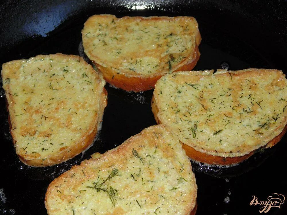 Гренки с яйцом рецепт с фото. Яичные гренки. гренки с укропом. гренки с яйцом в духовке. гренки с яйцом и укропом на сковороде.