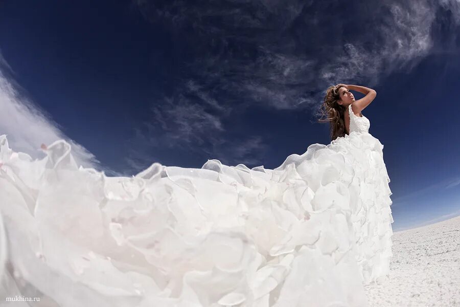 окутанная белым. окутанная белым. нежность души. метель кружит. девушка вьюга.