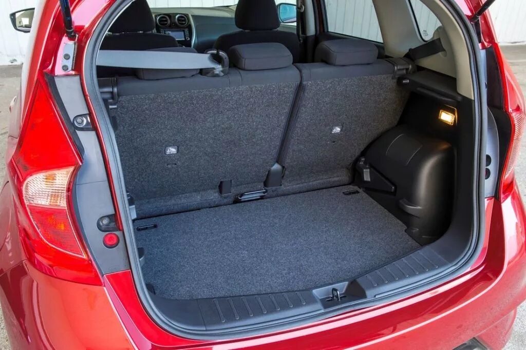 Сиденье заднее ниссан ноте. Nissan note 2012 багажник. багажник ниссан ноут е11. nissan note e12 багажник. ниссан ноут е12 багажник.