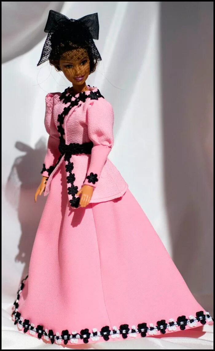 Платья для кукол. Красивая одежда для кукол. Платье для куклы Барби. Костюм для куклы. Костюм для кукол своими руками