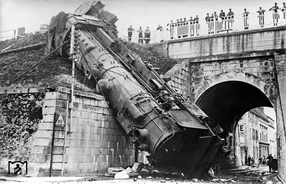 Лететь под откос. Крушение поезда во франции 1917. поезд под откос. разрушенный поезд.