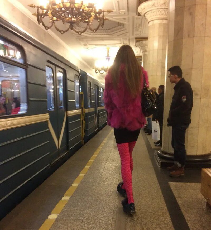 Есть девушка на метро. Работница метро. Женщины в общественном транспорте. Девушка московского метрополитена. Фото люди стоят около поезда в метро.