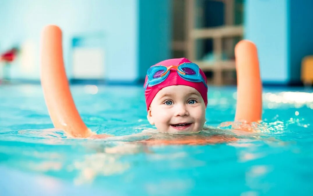 дети в бассейне. бассейн для малышей. плавание дети. дети в плавательном бассейне. плавание дети.