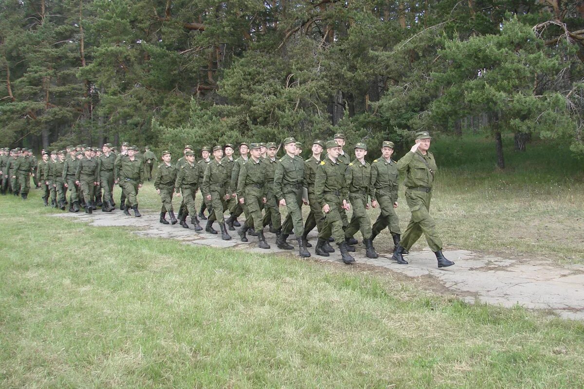 Строевые занятия в армии. Военно строевой марш. Походный Строй это в армии. Строй солдат. Как называется часть войск идущая впереди