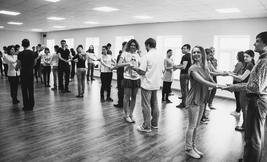 Хастл танец для начинающих. Школа парного танца. Хасл. Групповые занятия сальса. Занятия танцами.