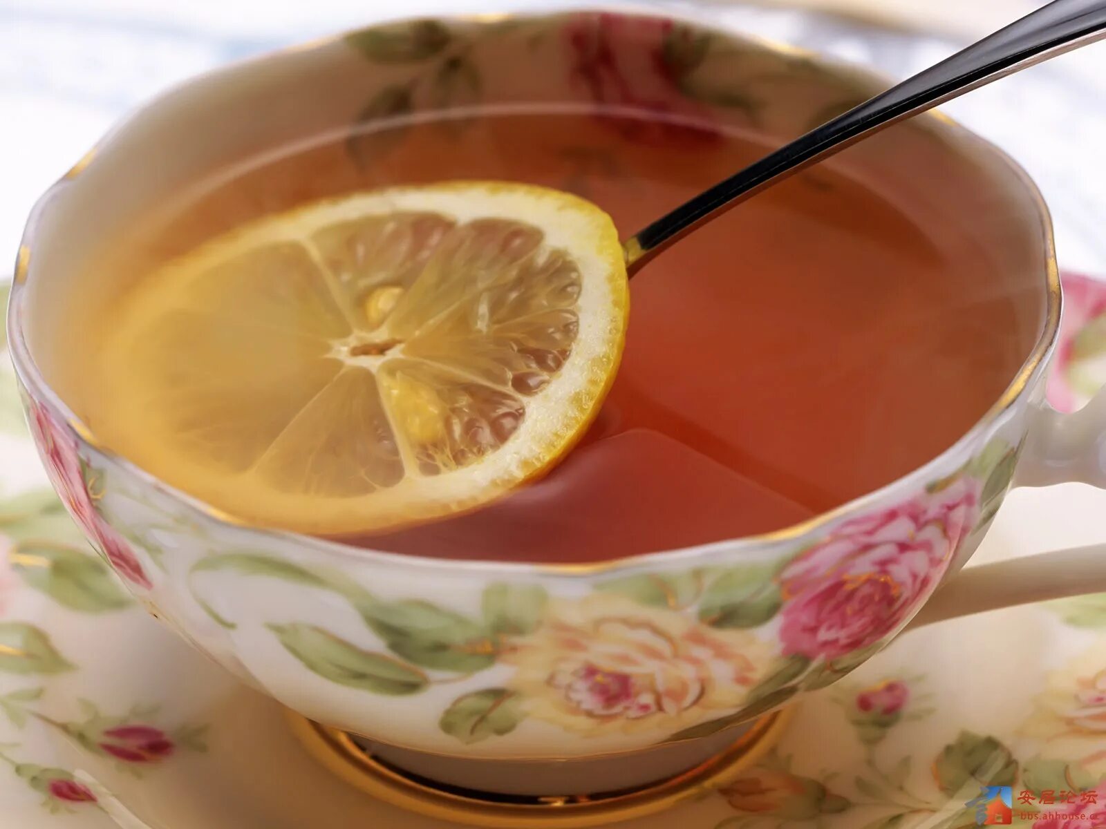 Чай с лимоном каждый день. Чой лимонн. Чай с лимоном. Чашка чая с лимоном. Чашка с чаем.