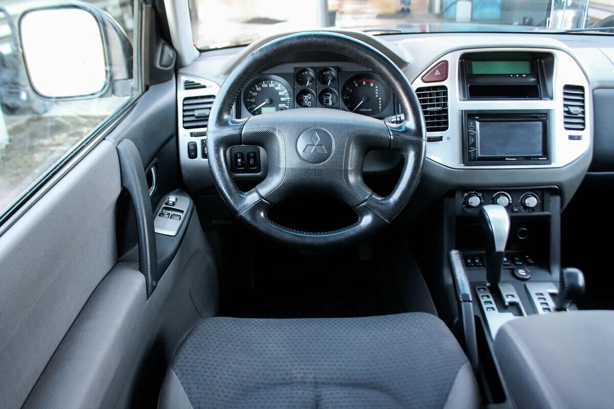 Pajero 3 салон. Паджеро 3 рестайлинг салон. Митсубиси паджеро 2012. Паджеро 3 дизель 3. 2 салон.