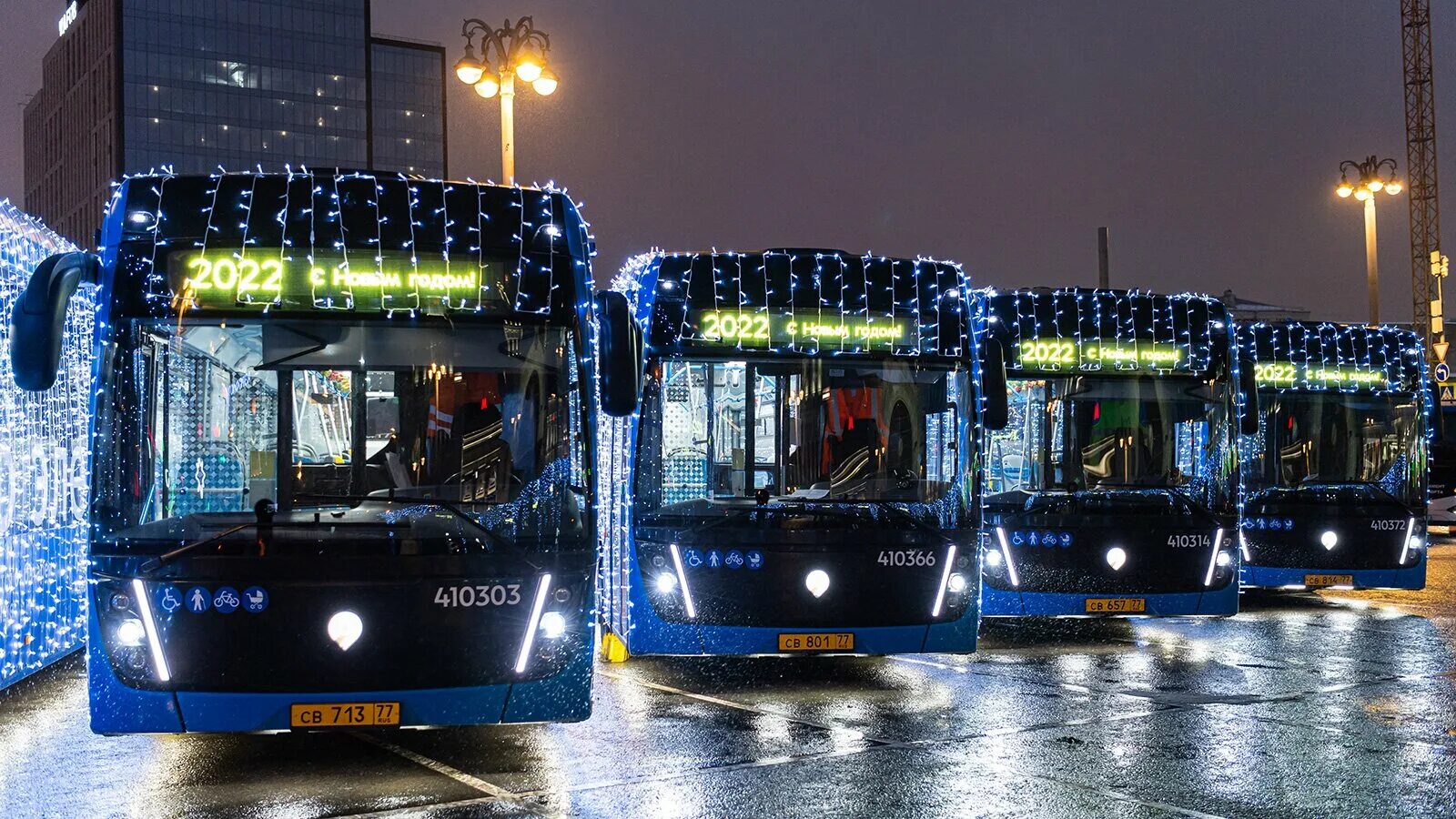 Новогодний автобус. Транспорт в новый год. Новогодний общественный транспорт. Транспорт в новый год. Новогодний транспорт спб.