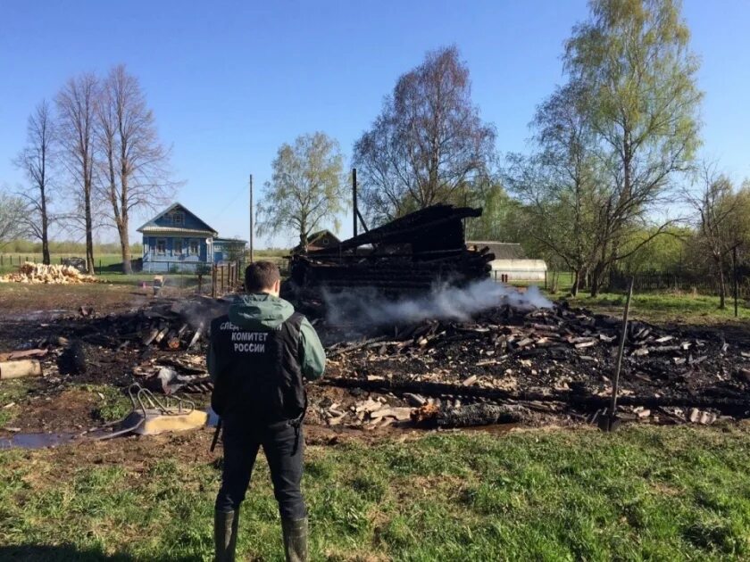 Деревня Глухарево Пошехонский район. Пожар в деревне грязь. Горящий дом в деревне. Пошехонский район.