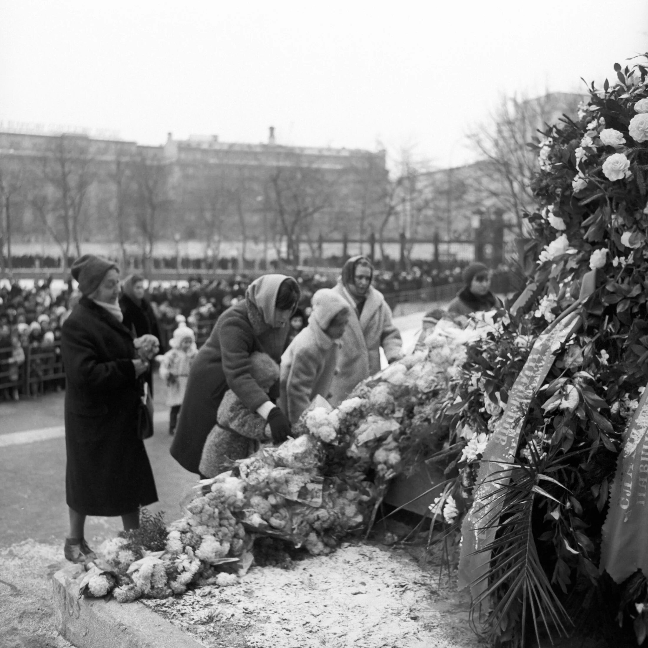Когда захоронят прах ширвиндта. Захоронение останков неизвестного солдата в Москве 1966. Похороны неизвестного солдата 1966. Захоронение праха неизвестного солдата 1966. Похороны неизвестного солдата в Москве 1966 год.