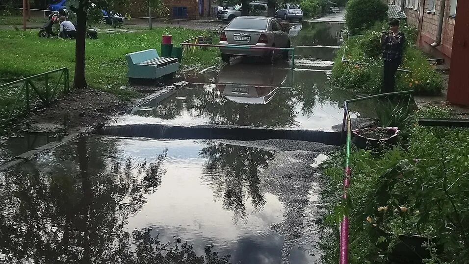 Дождь в Абакане. Томск потоки воды после ливня ул. Герцена. Ливень в Абакане сегодня. Дождь на улице 9 января смыл асфальт.