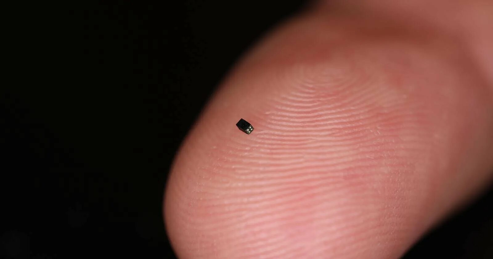 Микро стал. Чип маленький. Микрочипы самые маленькие. Самый маленький фотоаппарат в мире. Самый маленький чип.