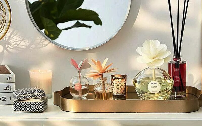 Запах дома диффузор. Senso home аромадиффузор. духи в интерьере. аромат в интерьере. диффузор ароматический в интерьере.