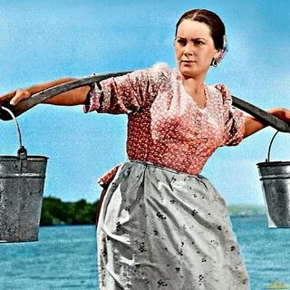 Видит девушка идет с ведром