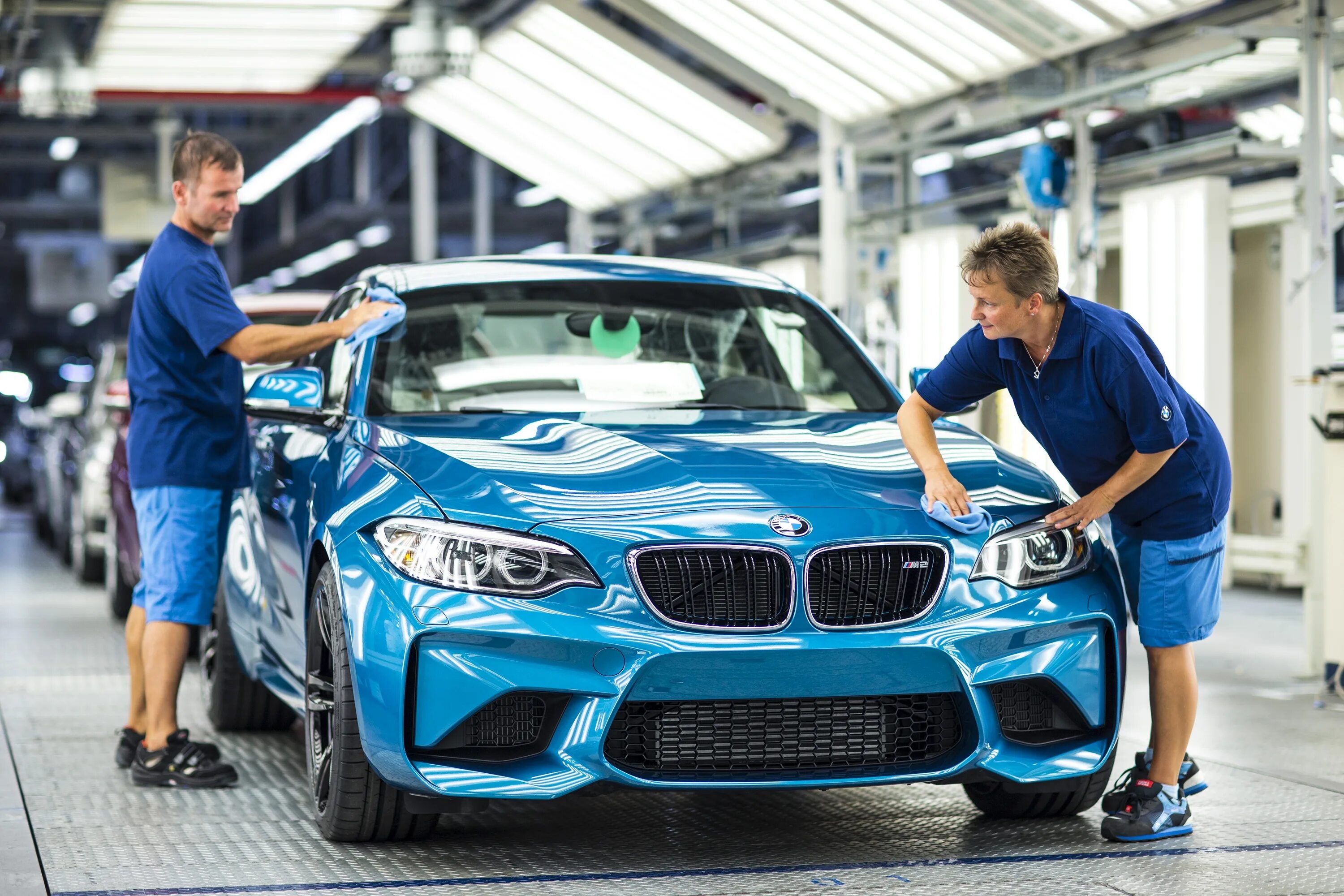 Купил машину 20 лет. BMW m2 Coupe. Автопром BMW. BMW m2 завод. Немецкие автомобили современные.