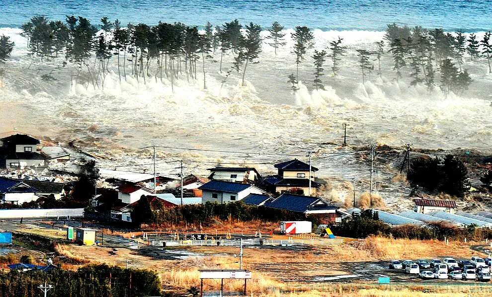 11 марта 2011 япония цунами. Цунами индонезия волна. Землетрясение в японии 2011. Катастрофы землетрясения наводнения. Катастрофы землетрясения наводнения.