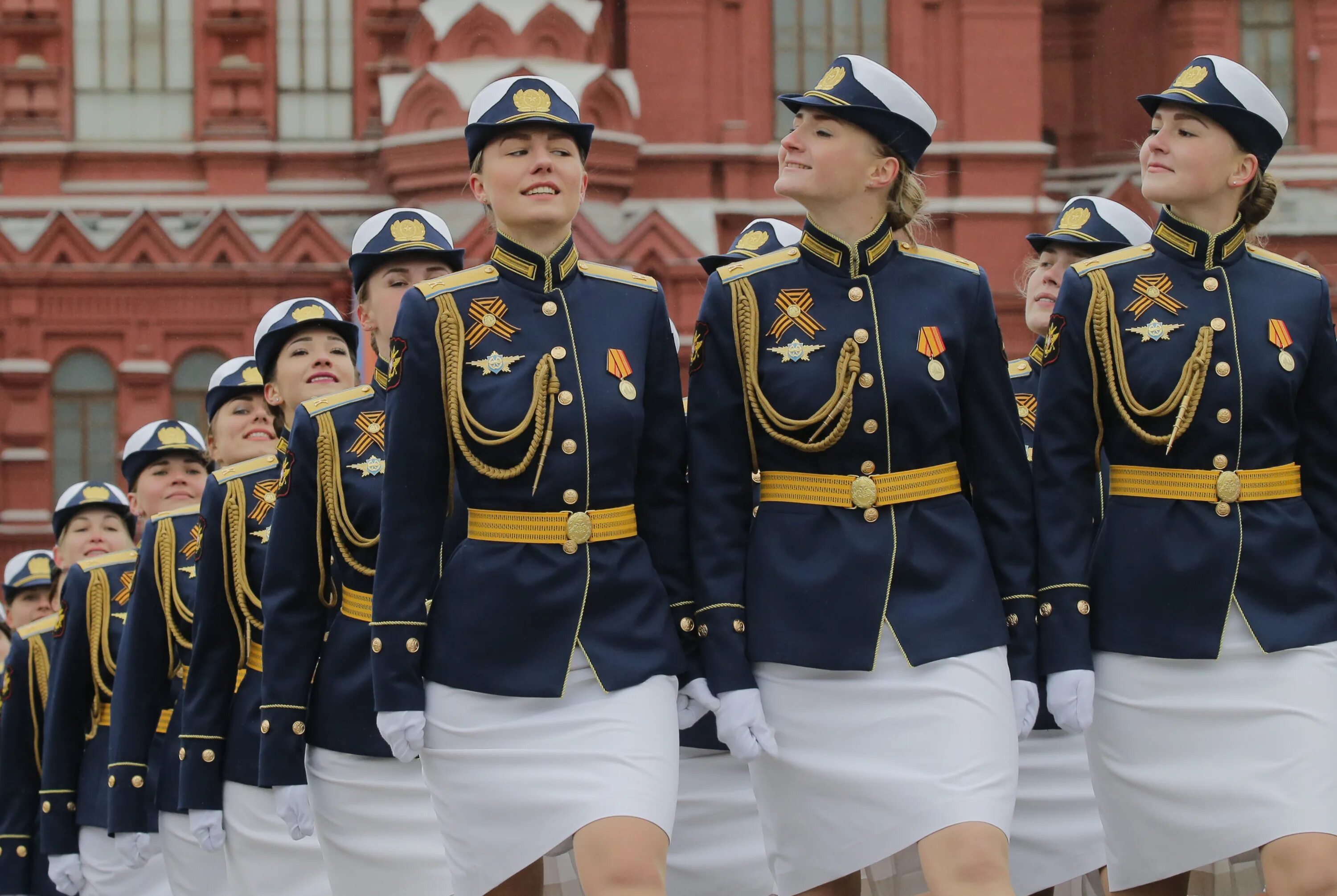 Президентский строй. Парадная форма солдат армии РФ. Женская военнаяпарадная формая. Женская парадная Военная форма. Российская парадная Военная форма.