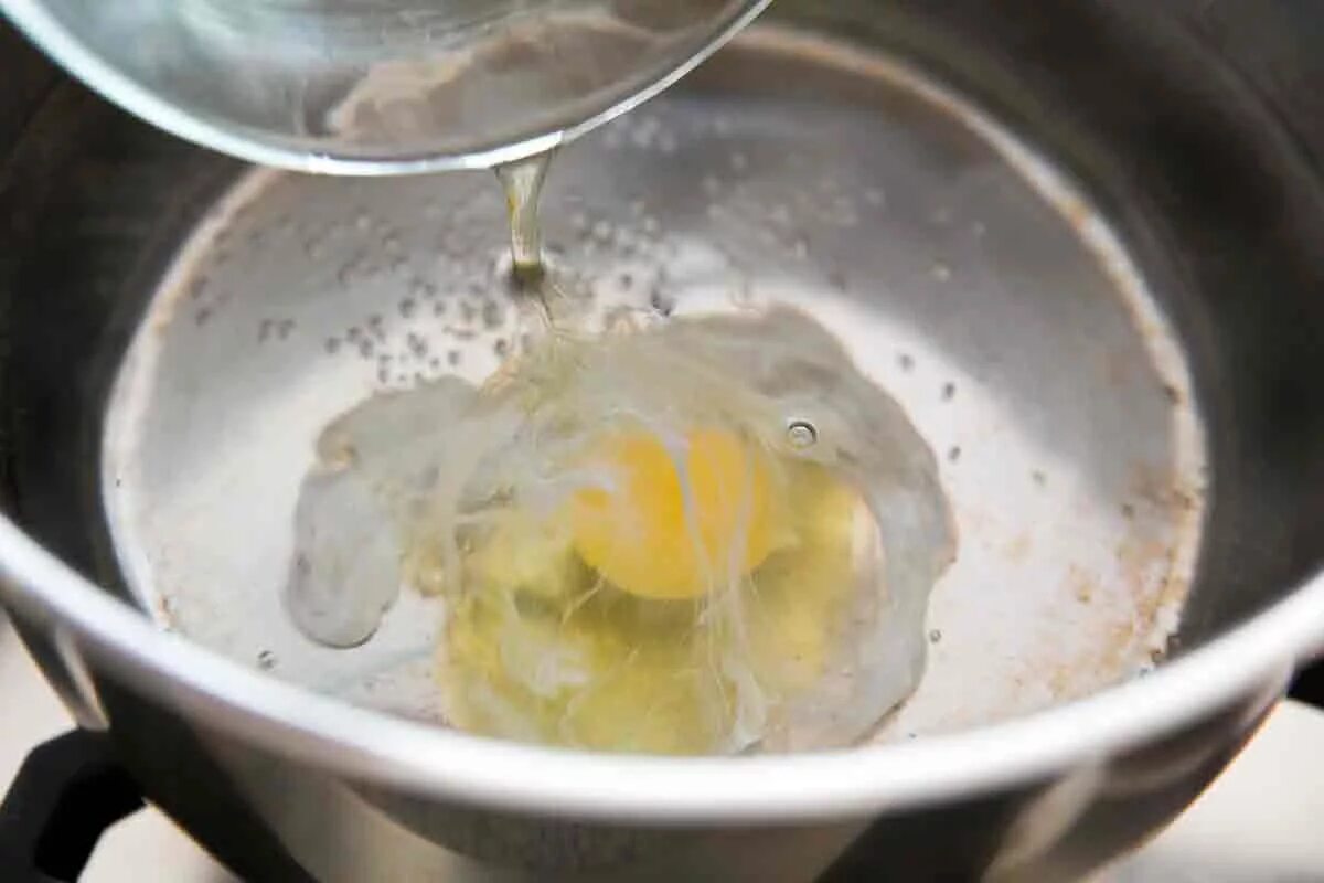 Яйцо пашот в кипящую воду. Яйцо пашот в кастрюле с водой. Яйца в кипящей воде. Завтрак яйцо пашот в кипящей воде. Пашот яйца рецепт в кастрюле