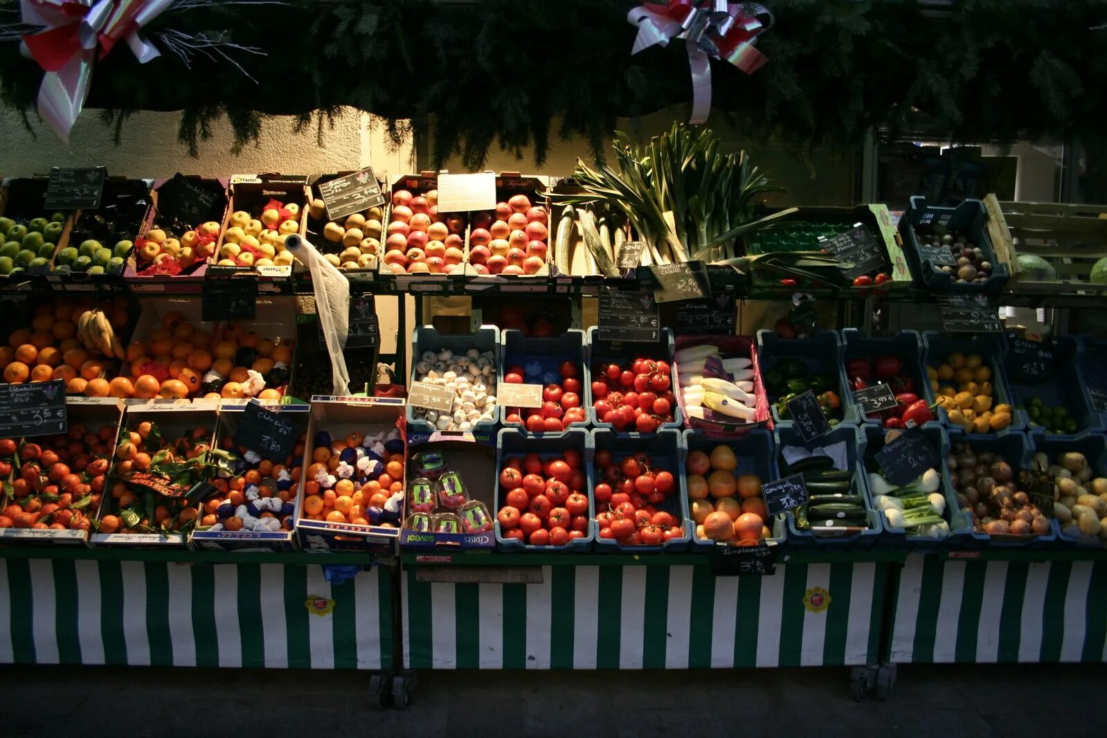 Прилавок с овощами и фруктами. Витрина для овощей и фруктов. Витрина овощи фрукты. Выкладка овощей и фруктов на рынке. Рынок витрины