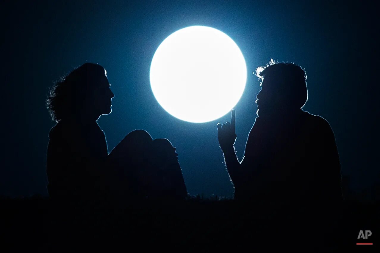 Слава солнцу. Нас несет к солнцу. Солнцеслав огненный. Гармония мужской и женской энергии. Влюбленные в небе картина.