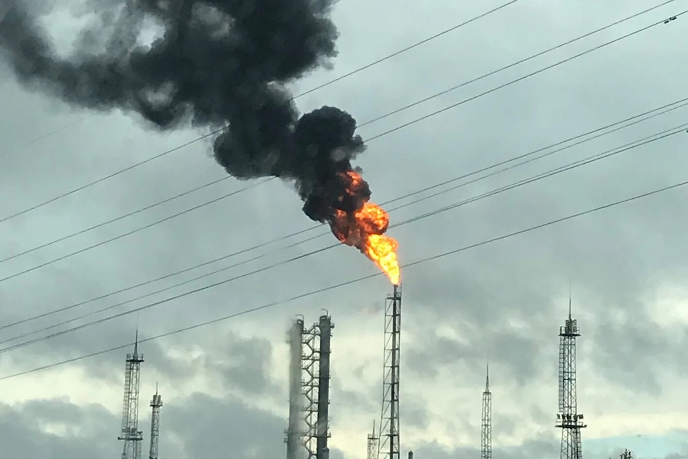 Почему из трубы идет огонь. Нефтяники за экологию. горит труба у завода. день нефтяника 2025. омск трубы.