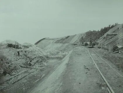Дорога вилась по влажным косогорам