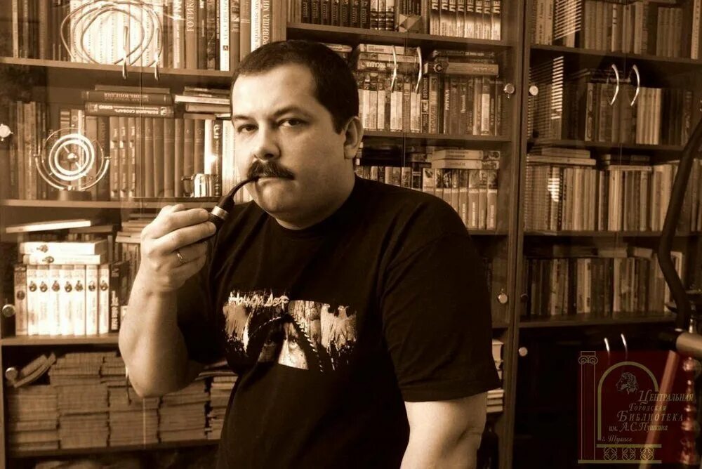 Фантаст лукьяненко. Сергей васильевич лукьяненко. сергей лукьяненко писатель. лукья́ненко сергей васильевич. сергей лукьяненко в молодости.