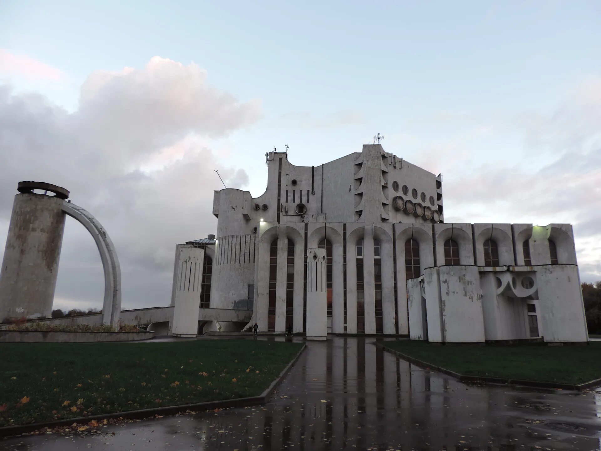 Сайт театра великий новгород. Новгородский Академический театр драмы имени ф. м. Достоевского. Театр драмы Великий Новгород. Новгородский Академический театр драмы Великий Новгород. Театр Достоевского Великий Новгород.