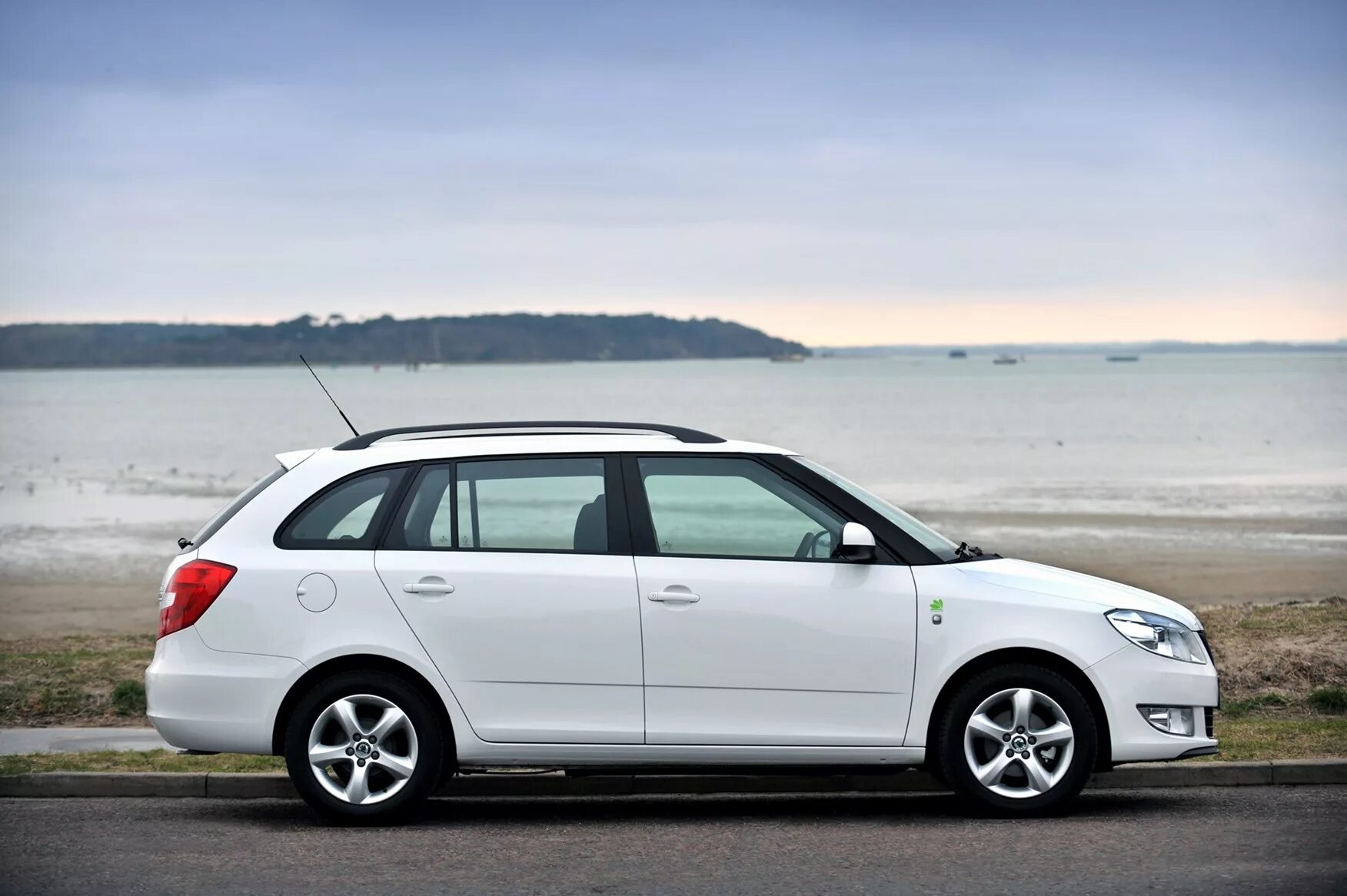 Skoda Fabia хэтчбек. Škoda Fabia универсал. Skoda Fabia универсал 2010-2014. Шкода Fabia хэтчбек. Fabia хэтчбек