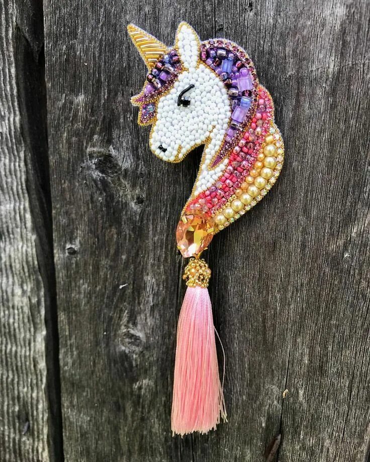 Единорог брошь вышитая бисером. Брошки единорожки из бисера. Единорог из бисера. Брошка из бисера единорог. Единорог из аквамозаики.