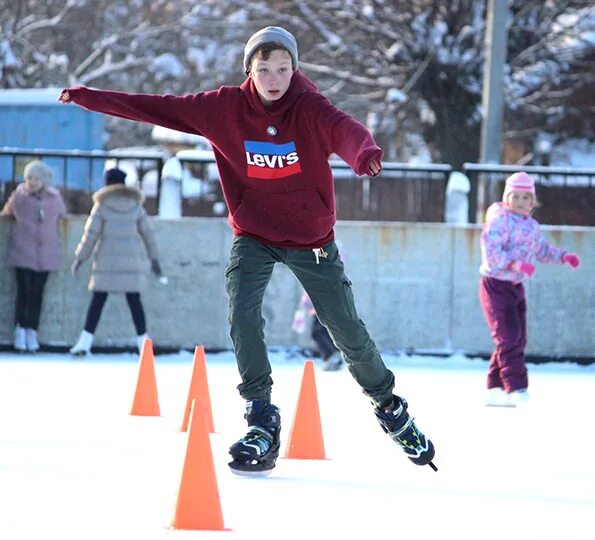 стадион центральный бронницы. раменское каток открытый в парке. катки троицк москва. хоккейная коробка школа 89 казань. каток у галереи кострома.